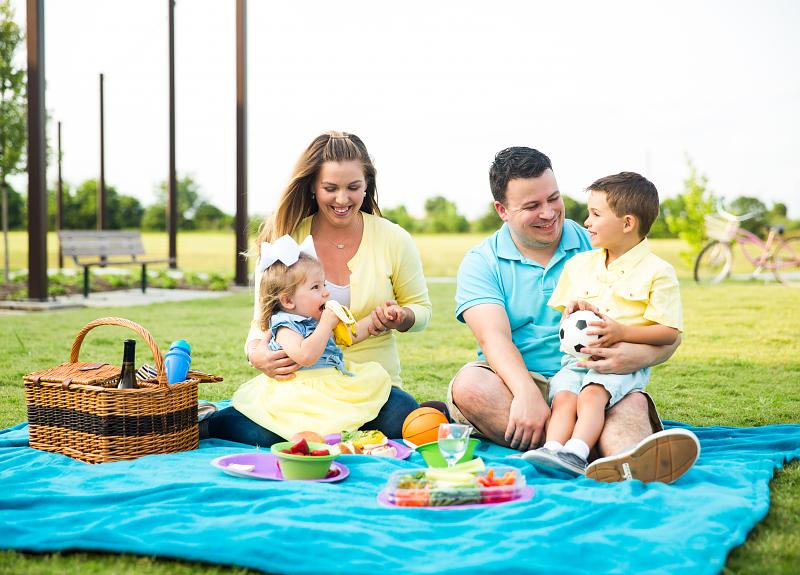 A family enjoys a healthy picnic in Fort Bend community Harvest Green