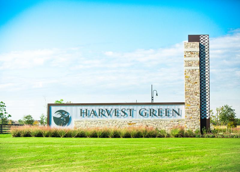 Harvest Green's entrance monument sign in Richmond, TX welcomes residents and visitors.