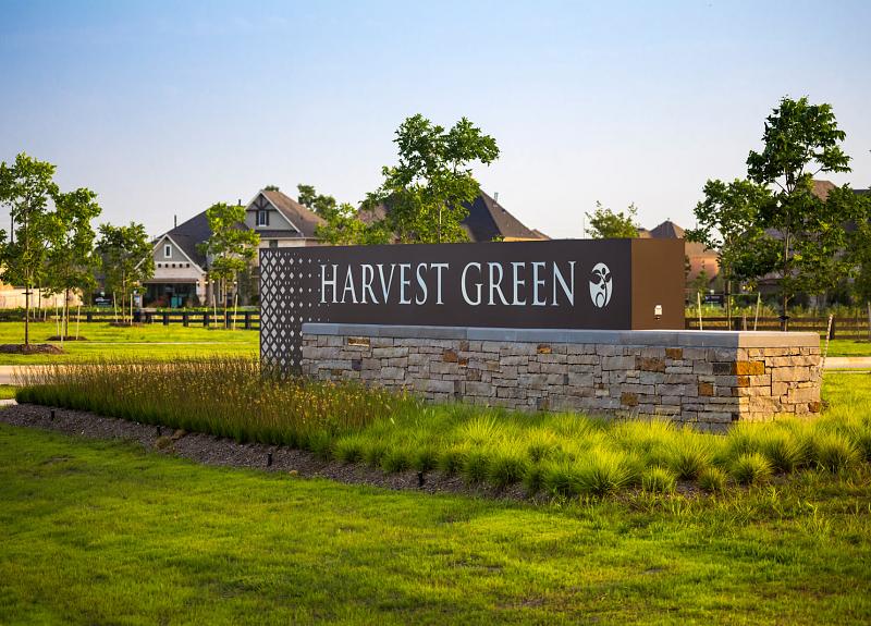 The welcoming monument at Harvest Green in Richmond, TX's community entrance.